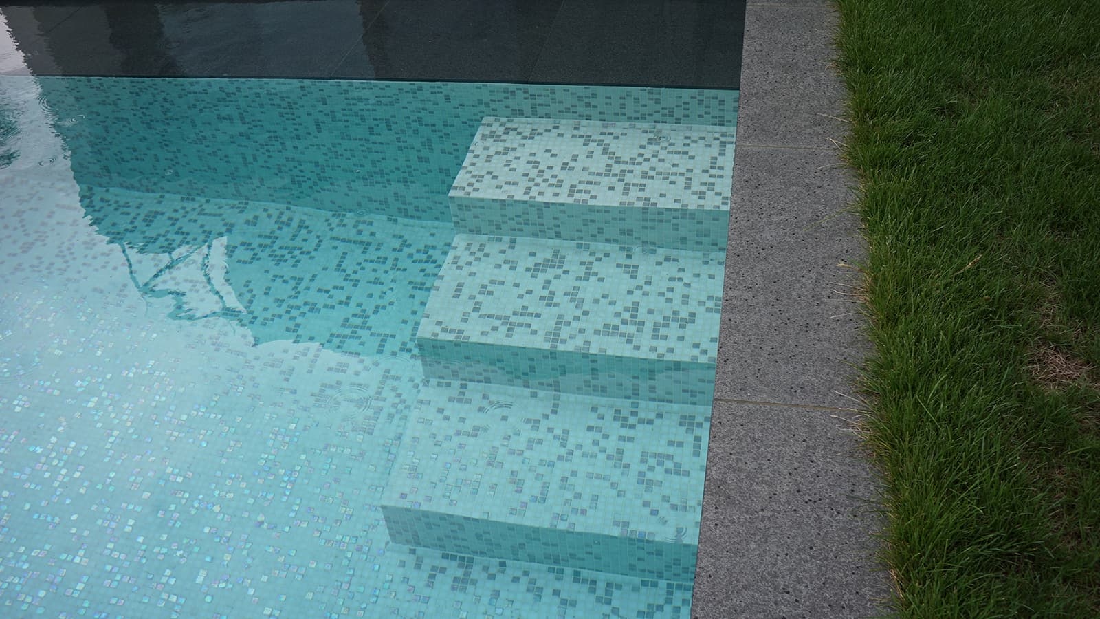 Mosaic Tile Iridescent Stone - Ezarri